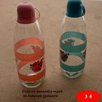 Γυάλινα μπουκάλια νερού σε διάφορα χρώματα